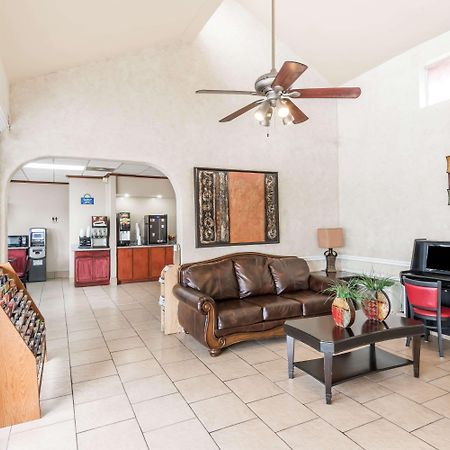 Days Inn By Wyndham San Antonio Splashtown/Att Center Extérieur photo