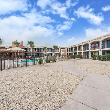 Days Inn By Wyndham San Antonio Splashtown/Att Center Extérieur photo
