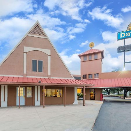 Days Inn By Wyndham San Antonio Splashtown/Att Center Extérieur photo