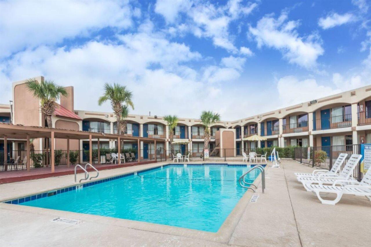 Days Inn By Wyndham San Antonio Splashtown/Att Center Extérieur photo