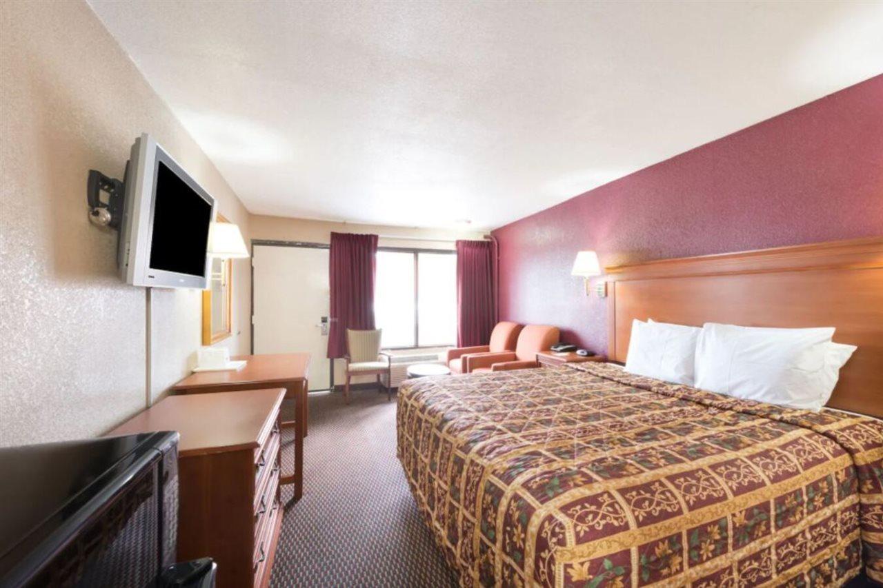 Days Inn By Wyndham San Antonio Splashtown/Att Center Extérieur photo