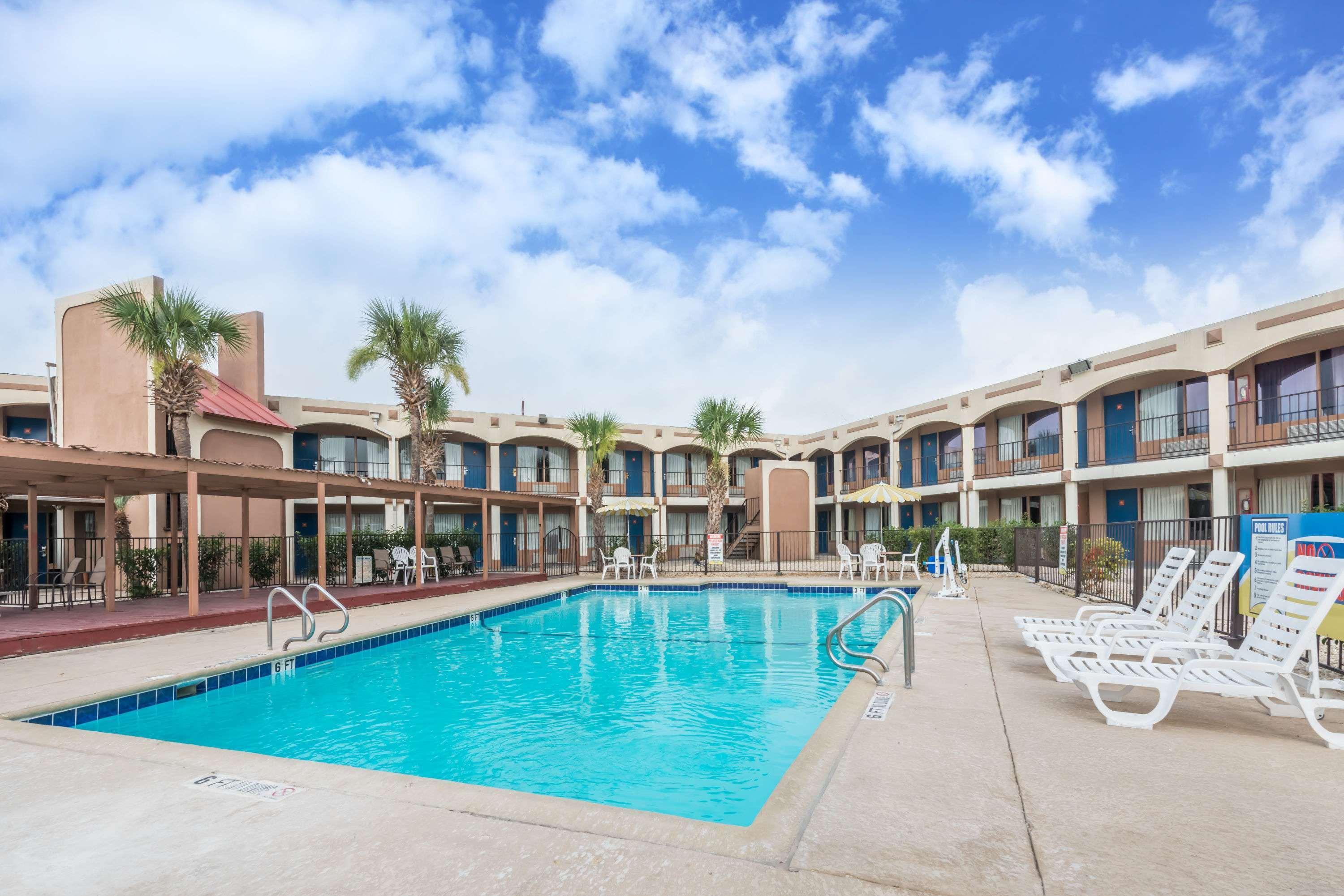 Days Inn By Wyndham San Antonio Splashtown/Att Center Extérieur photo