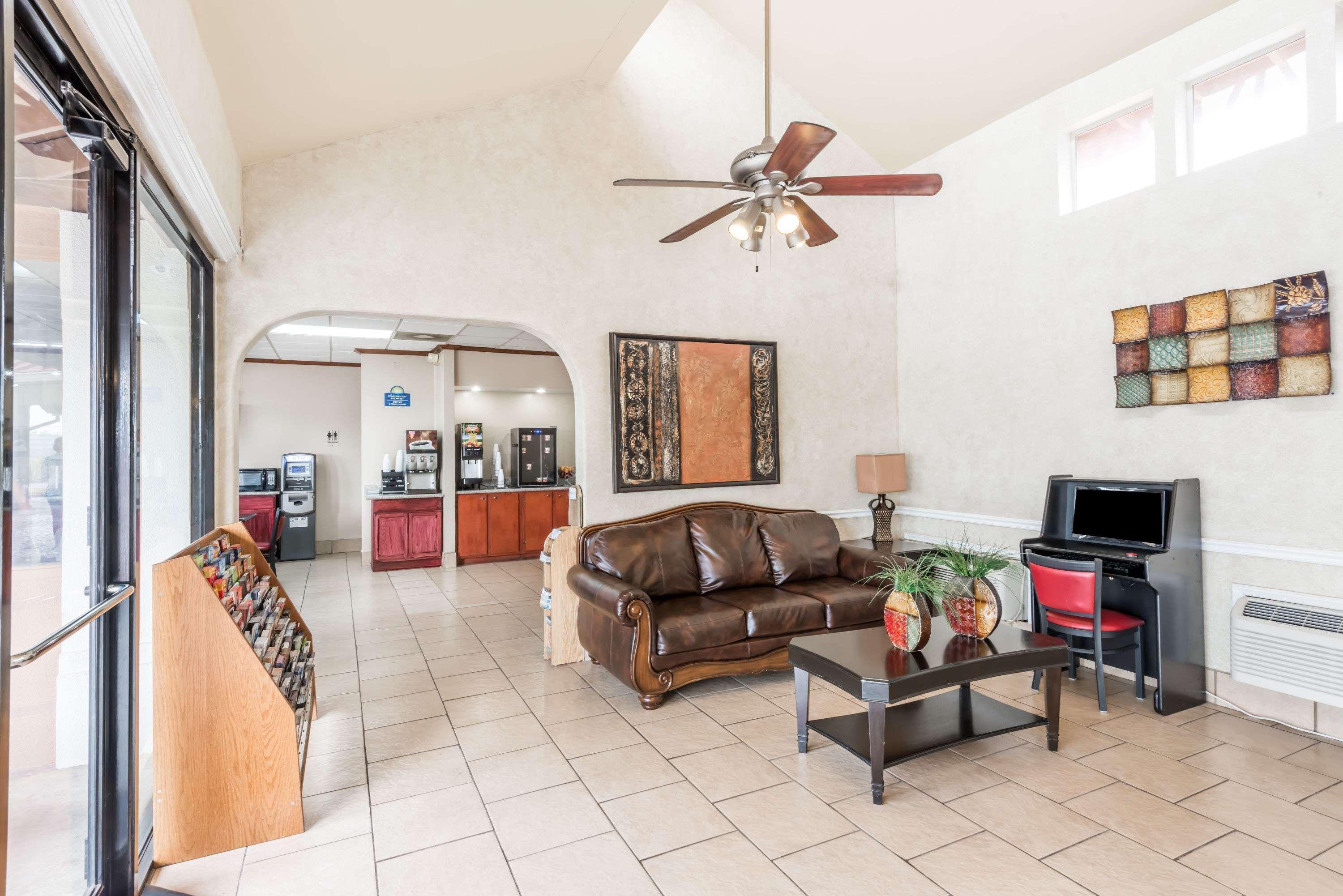 Days Inn By Wyndham San Antonio Splashtown/Att Center Extérieur photo