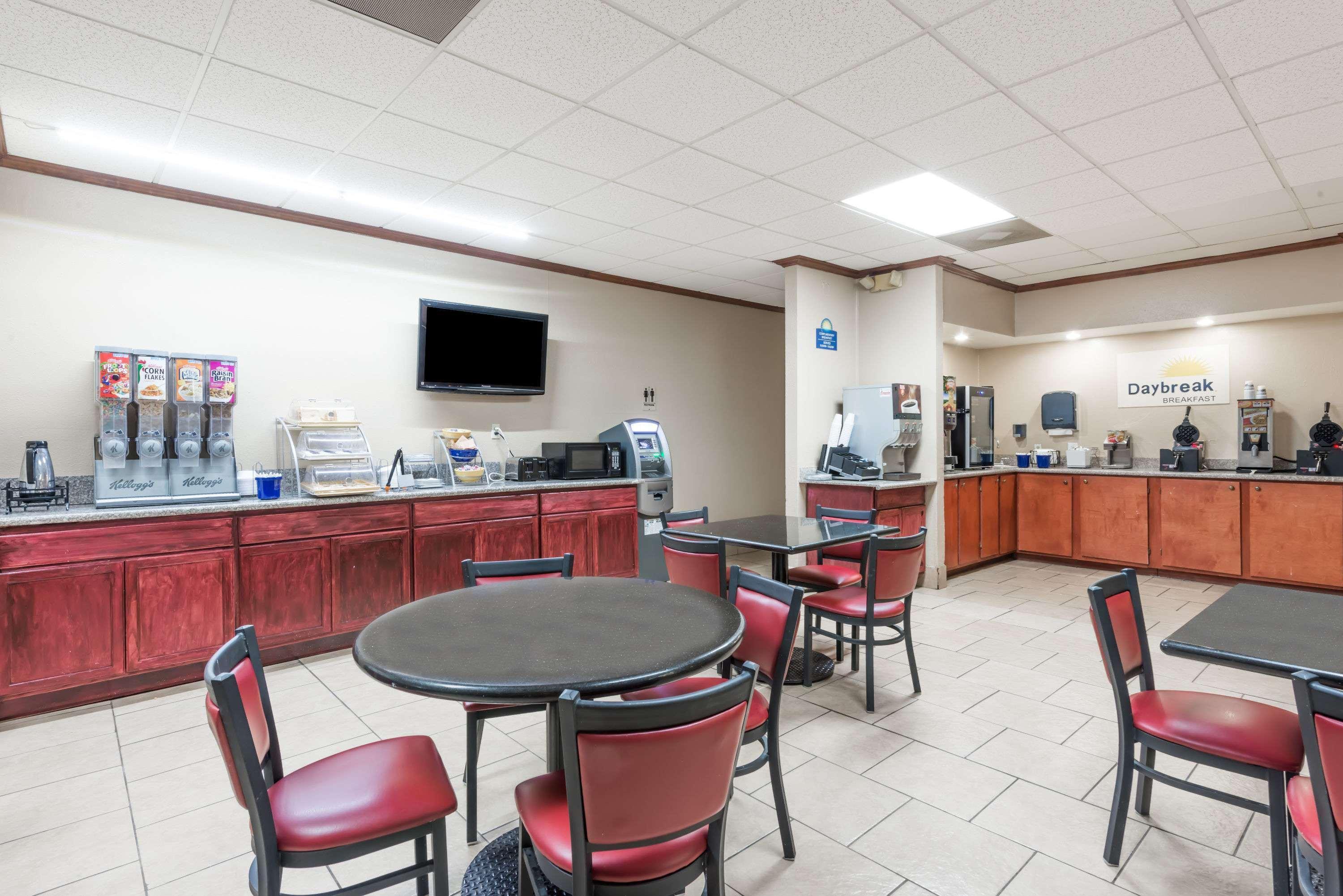 Days Inn By Wyndham San Antonio Splashtown/Att Center Extérieur photo