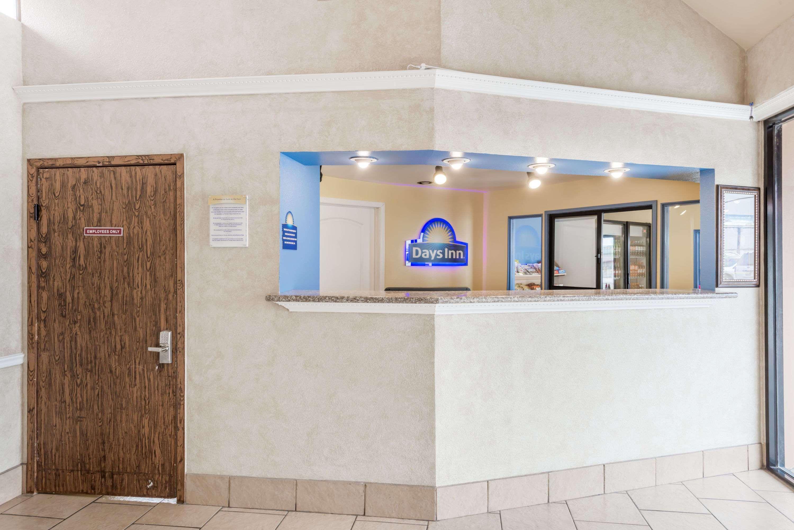 Days Inn By Wyndham San Antonio Splashtown/Att Center Extérieur photo