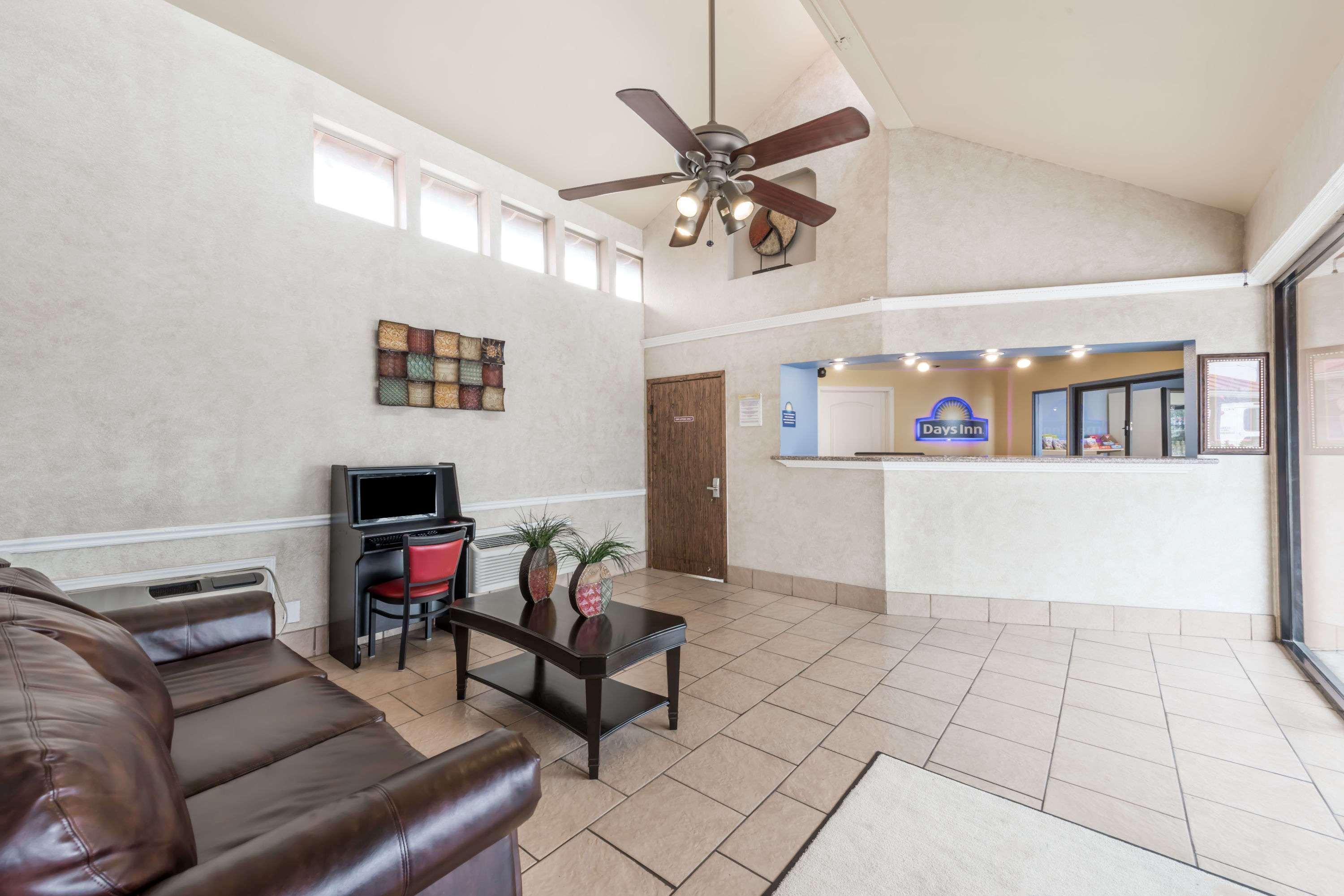 Days Inn By Wyndham San Antonio Splashtown/Att Center Extérieur photo