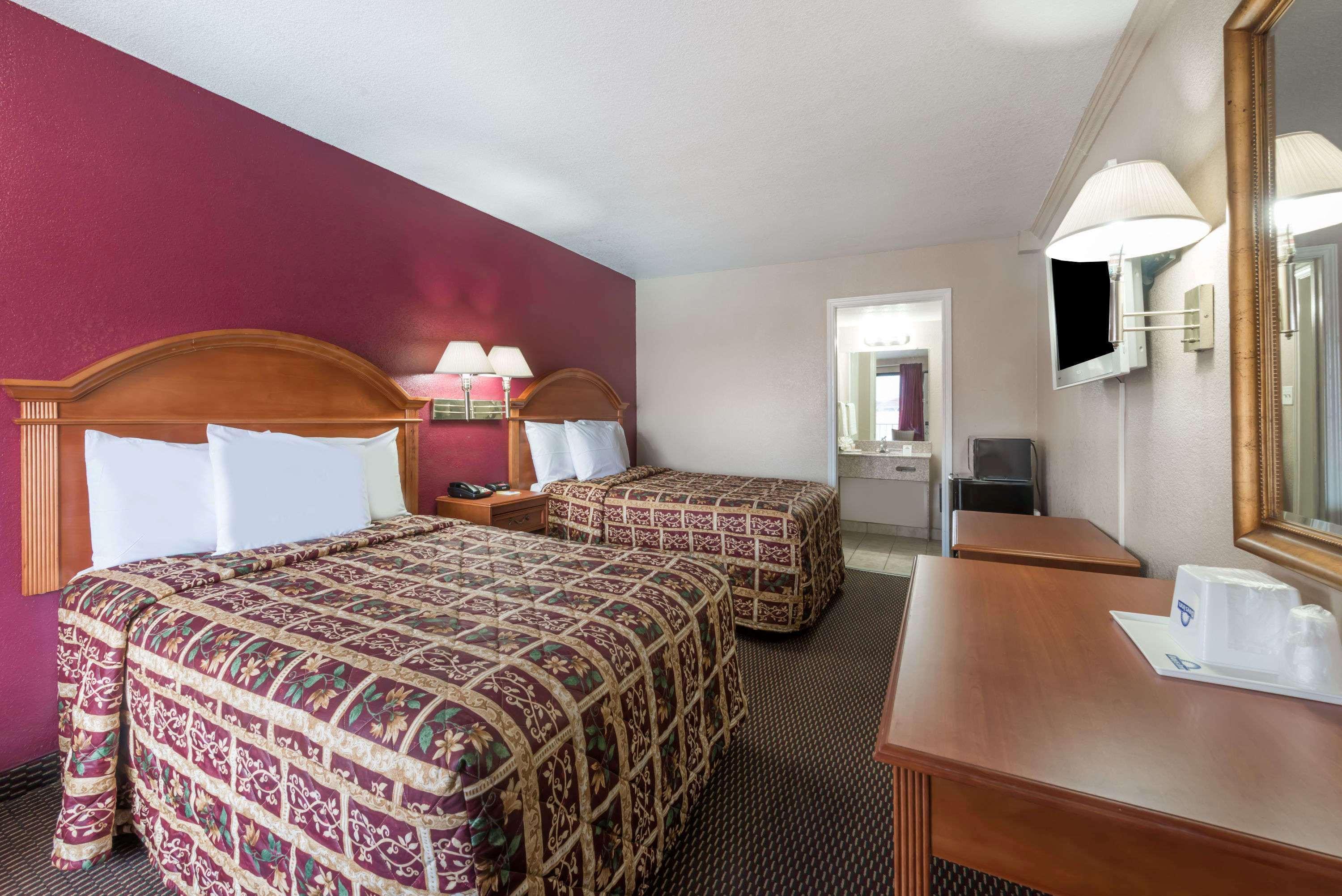 Days Inn By Wyndham San Antonio Splashtown/Att Center Extérieur photo
