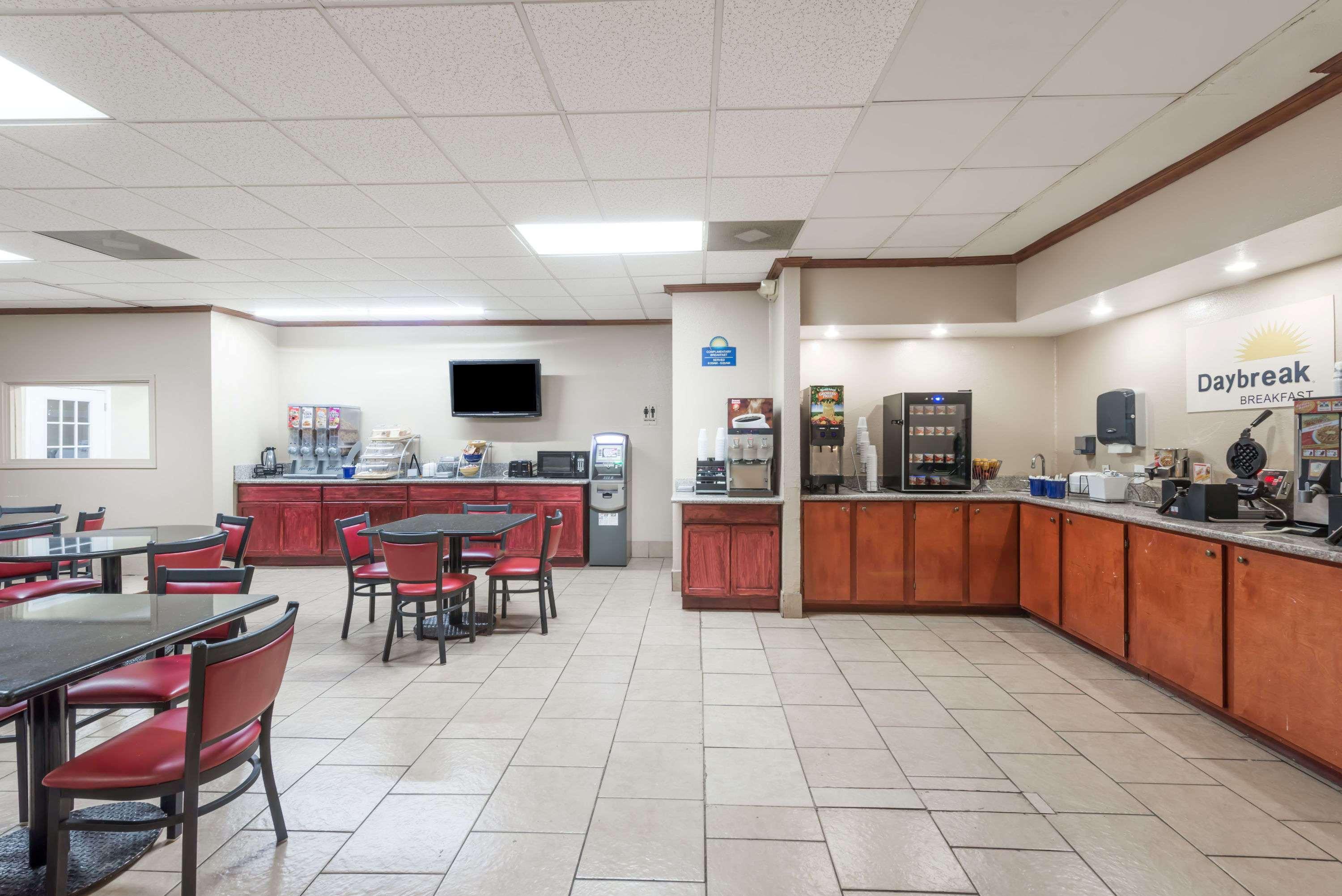 Days Inn By Wyndham San Antonio Splashtown/Att Center Extérieur photo
