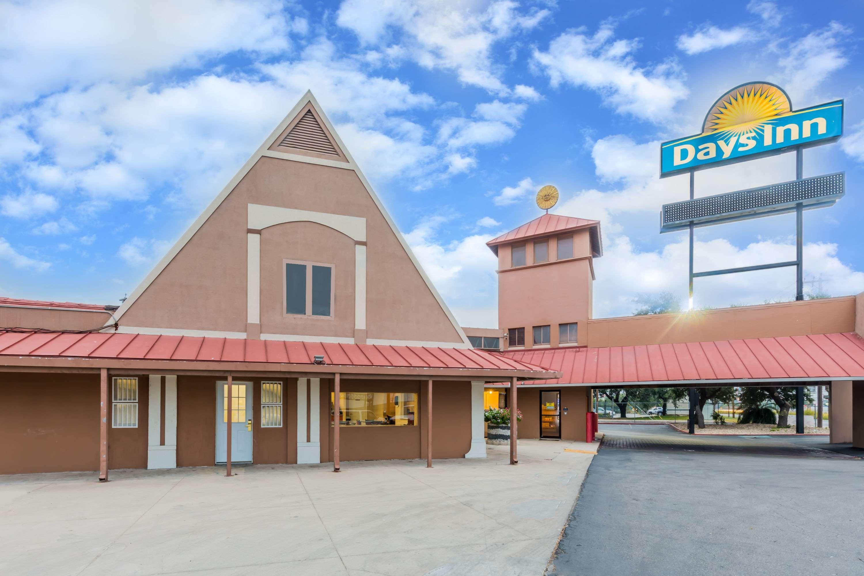 Days Inn By Wyndham San Antonio Splashtown/Att Center Extérieur photo