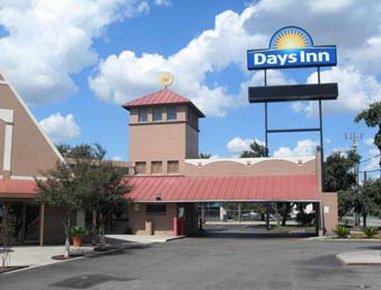 Days Inn By Wyndham San Antonio Splashtown/Att Center Extérieur photo